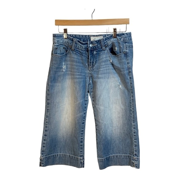 💰Maurices Wide leg Low Rise Cropped Light Wash Distressed Capris - Size 9-10 - Picture 5 of 9